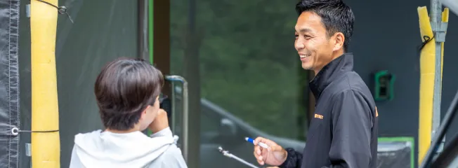 外壁塗装を検討するお客様へスタッフが建物の状況を丁寧にヒアリングしている様子