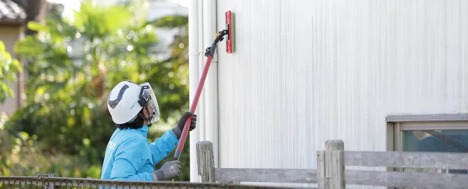 壁面洗浄用ブラシで住宅の外壁洗浄を行い、建物の美観を回復する施工イメージ