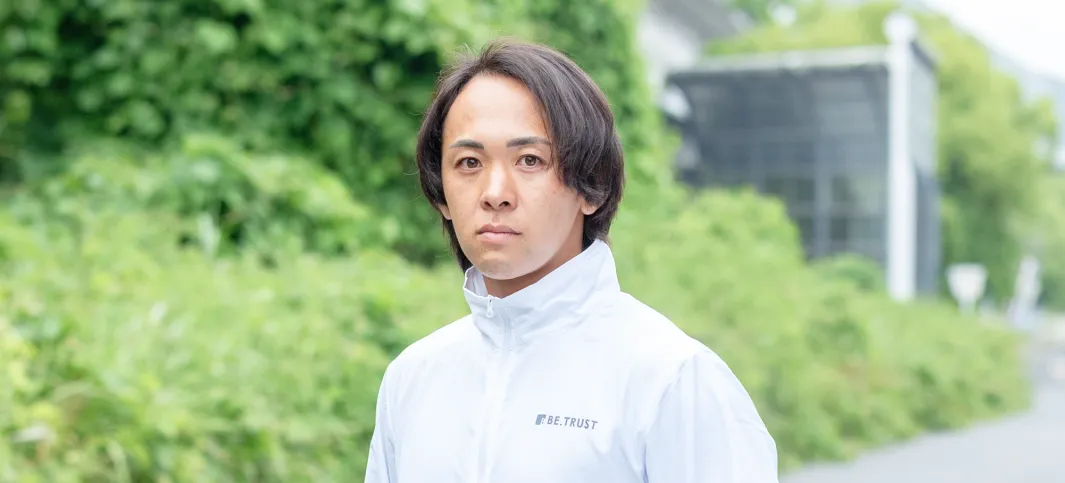 ビートラストの職人（塗装）渡辺大記の真剣な眼差しのポートレート写真。