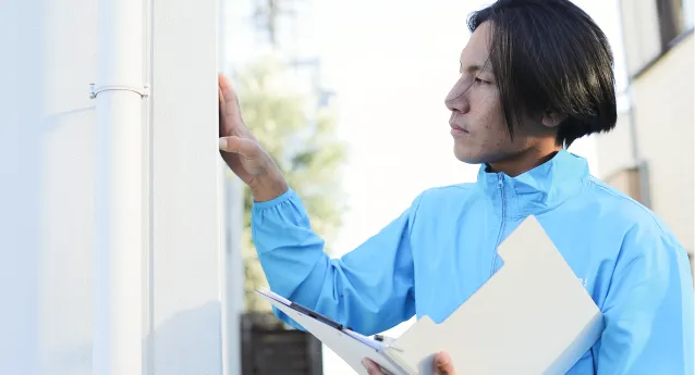 住宅の外壁診断を行い、劣化状況を確認するサービスイメージ