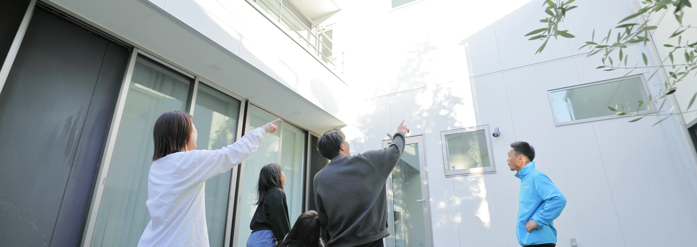 外壁塗装を手掛けるスタッフがお客様へ建物の状態を説明している様子