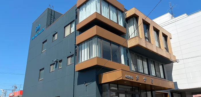 名古屋市で施工した株式会社竹橋社屋の外壁塗装施工事例。施工前と施工後を比較した写真