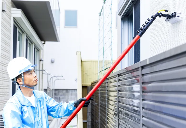 壁面洗浄用ブラシで住宅の外壁洗浄を行い、建物の美観を回復する施工イメージ